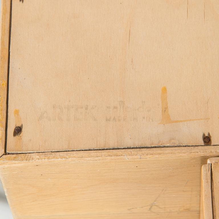 Aino Aalto, kaappi, malli 808 ja vitriini, malli 214 O.Y. Huonekalu- ja Rakennustyötehdas A.B. 1950-luvun alku.