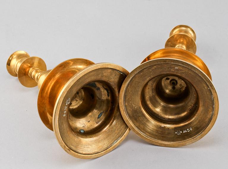 LJUSSTAKAR, ett par, mässing, "No 58", Skultuna, Sverige, tidigt 1900-tal.