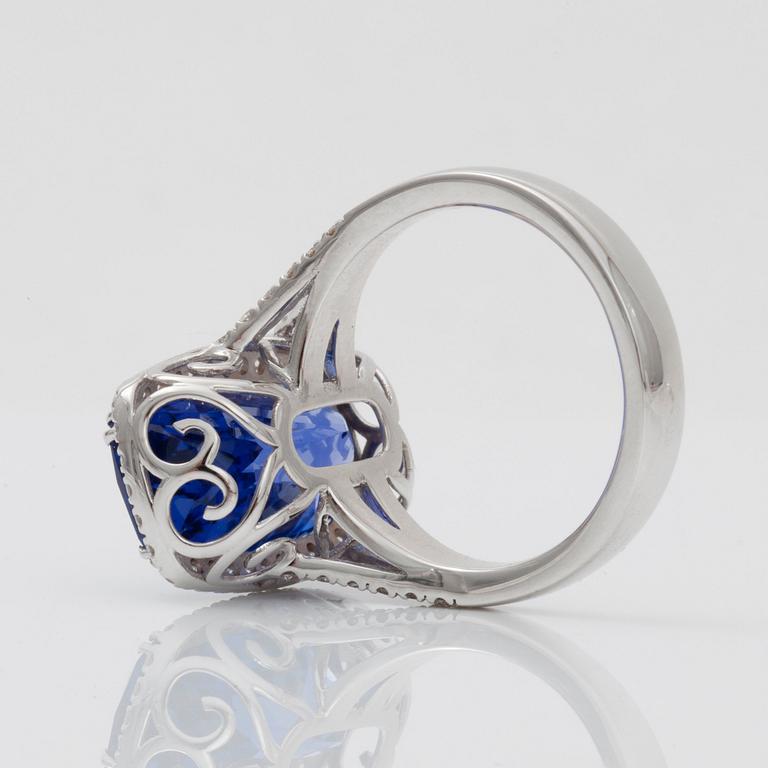 RING with Tanzanite 9,82cts and brilliant-cut diamonds 1,08cts, 18K white gold.