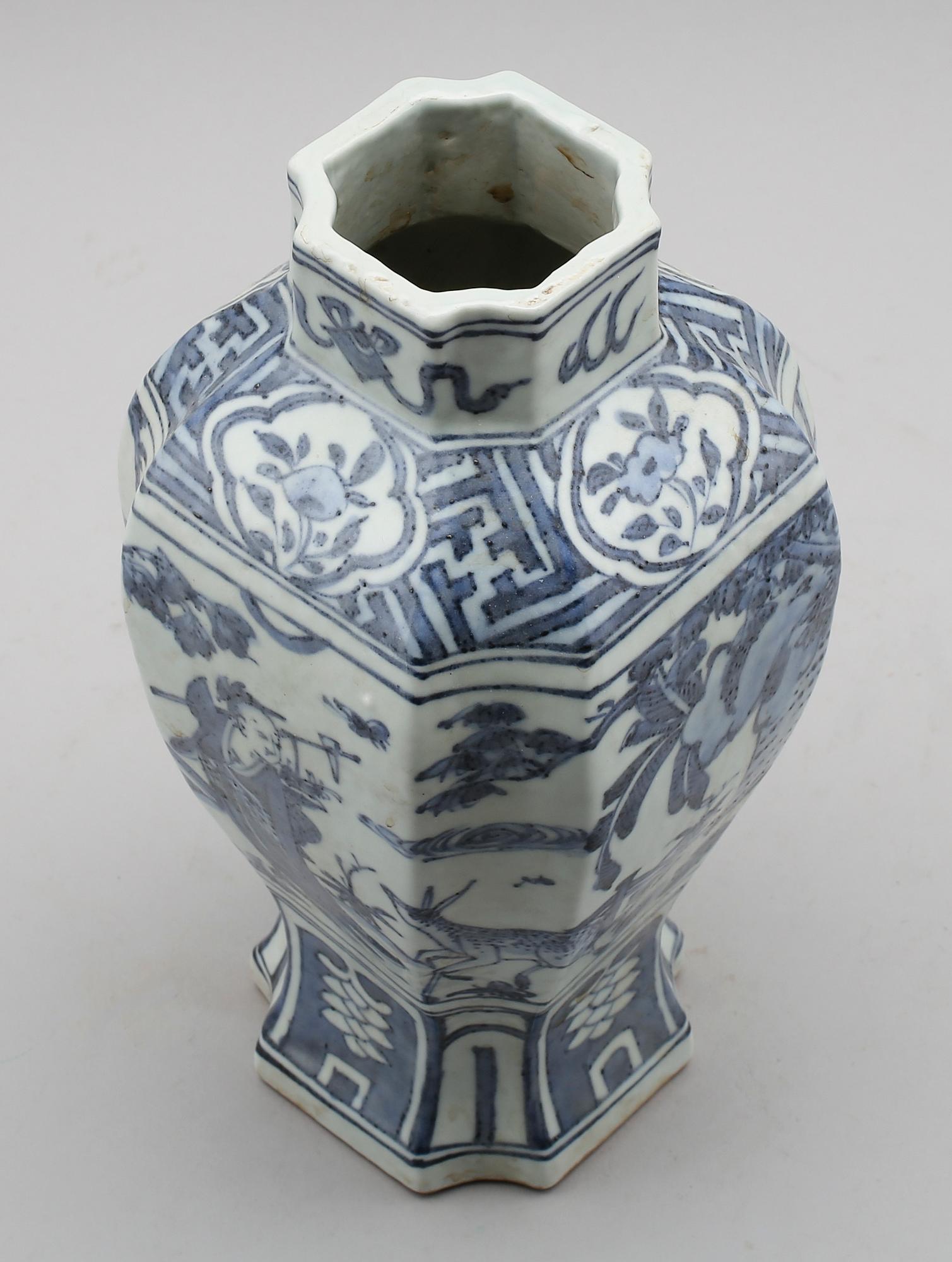 VAS, porslin, Kina, 2000-tal.