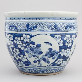 A blue and white flower pot, Qing dynasty, 19th century.