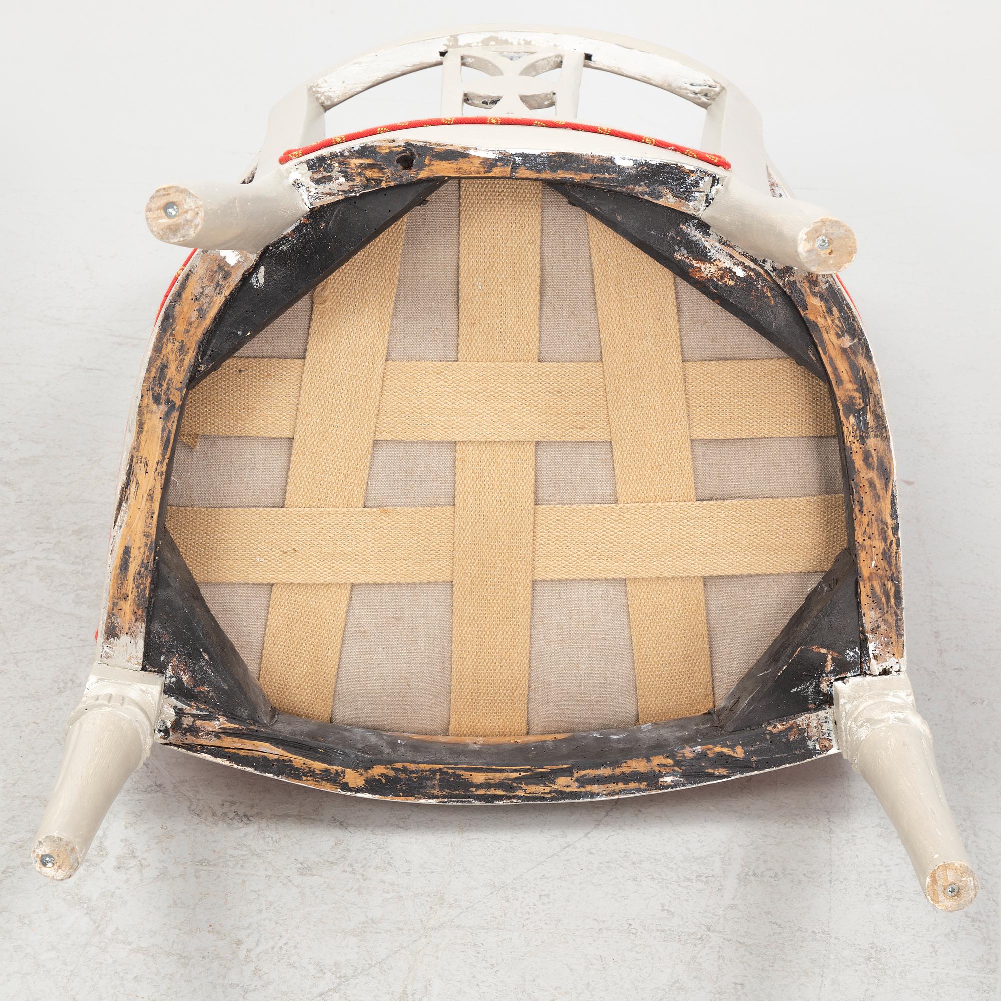 Karmstolar, ett par, gustavianska, omkring år 1800.