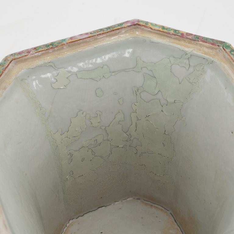 A Canton famillie rose tulip vase with liner, Qing dynasty, 19th Century.