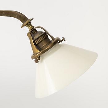 Taklampa, så kallad biljardlampa, jugend, tidigt 1900-tal.