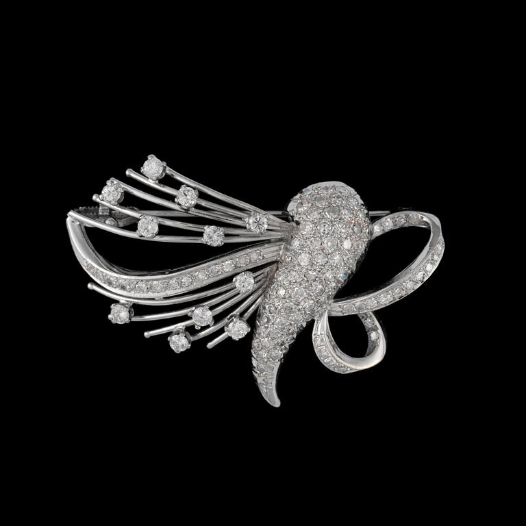BROSCH, 18k vitguld med briljantslipade diamanter tot. ca0.50ct samt 8/8-slipade diamanter tot ca1.80ct. Vikt ca12g.
