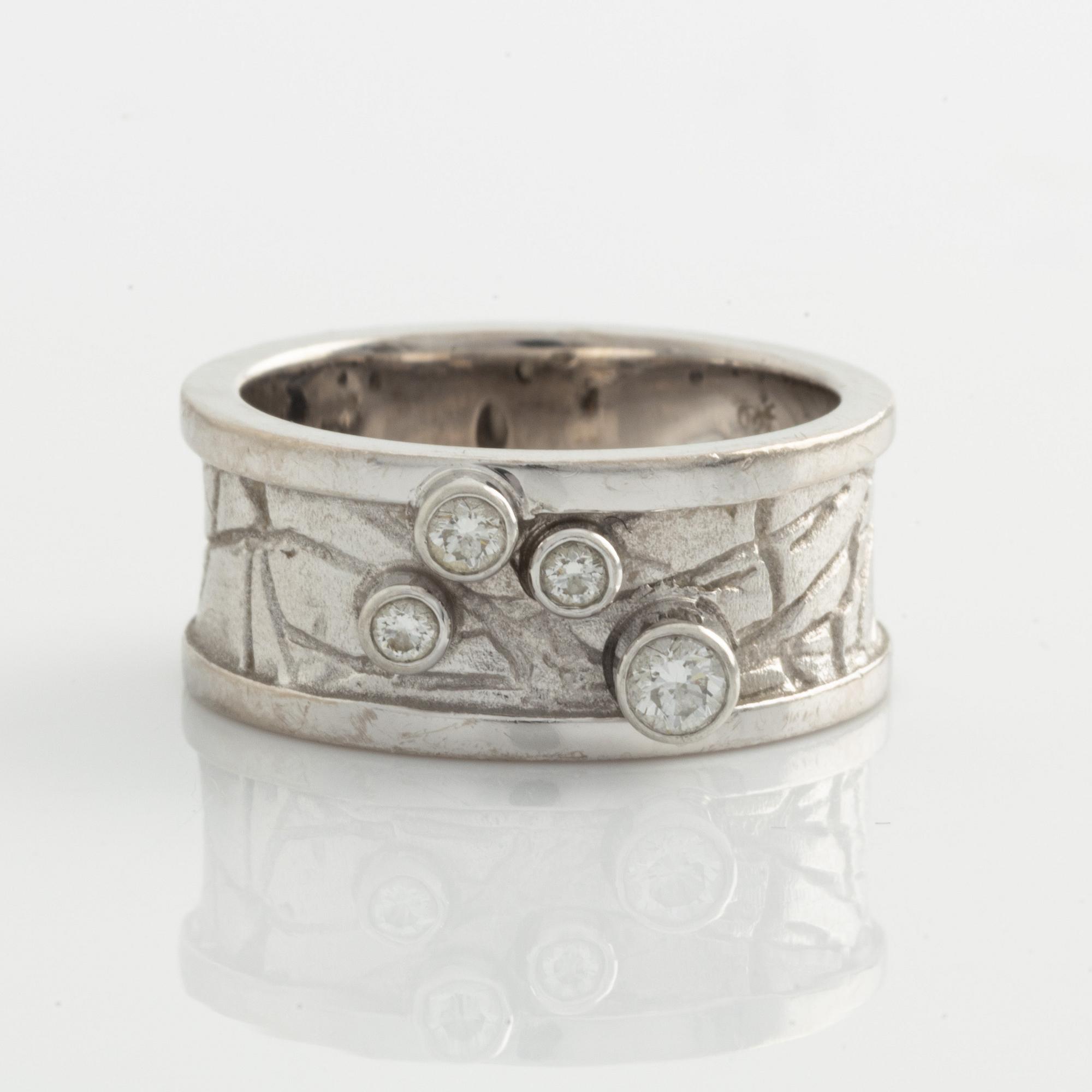 Lapponia ring 18K vitguld med runda briljantslipade diamanter.