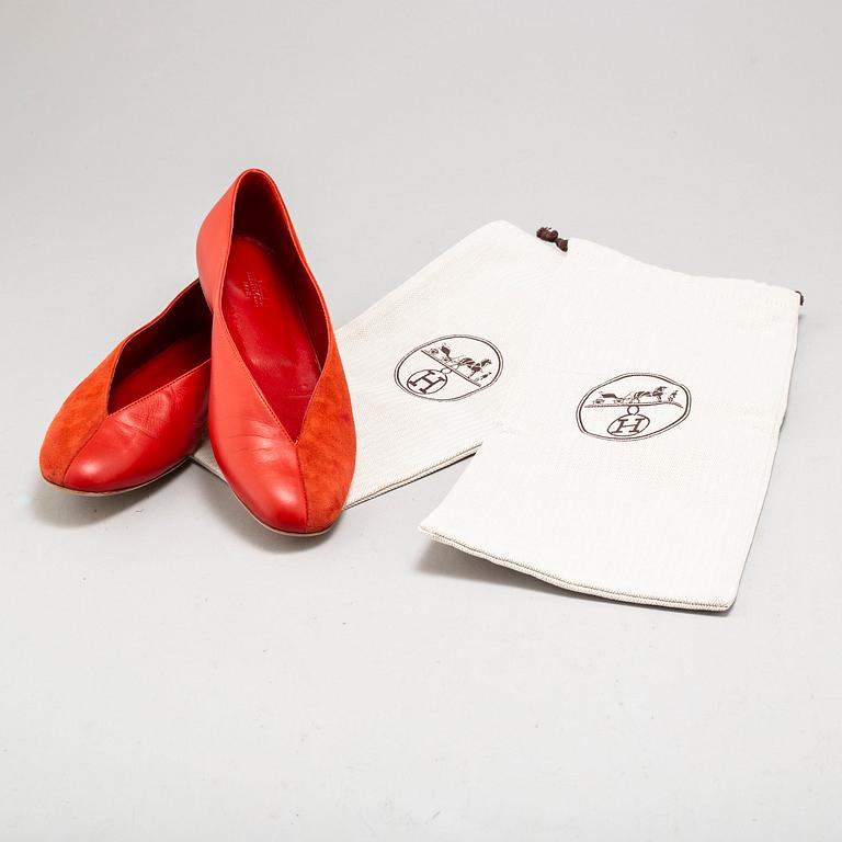 HERMÈS, a pair of suede and leather pumps, size 37½.