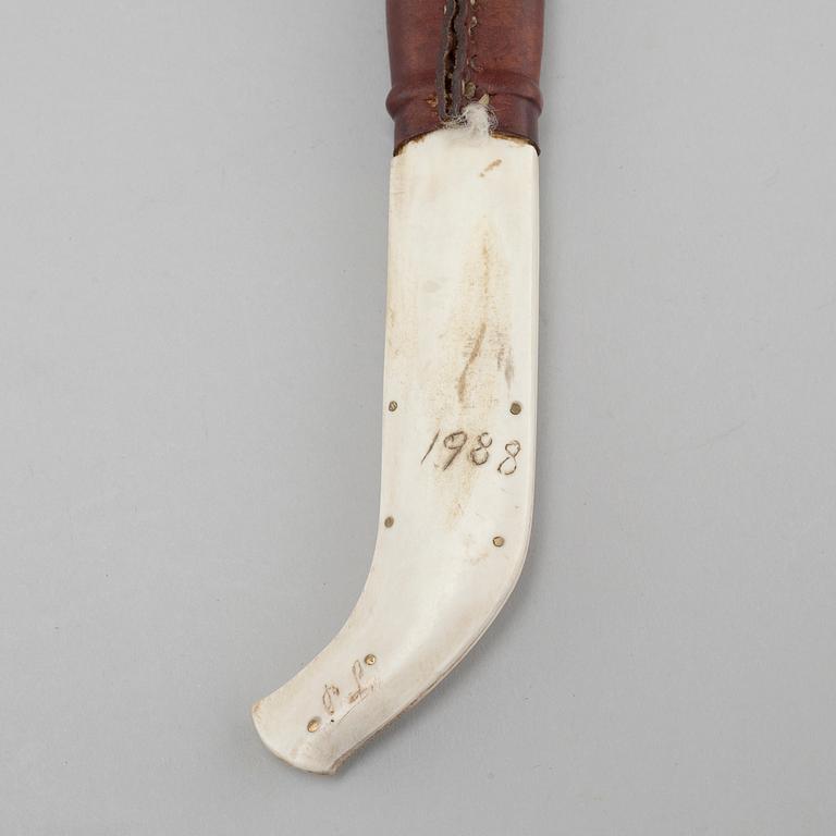 A knife by Paul Larsson, signed and dated 1988.