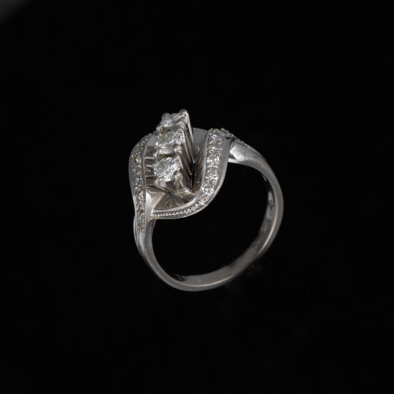 RING, 18K vitguld, diamanter. Oskar Lindroos, Helsingfors. Vikt ca 8,6 g.