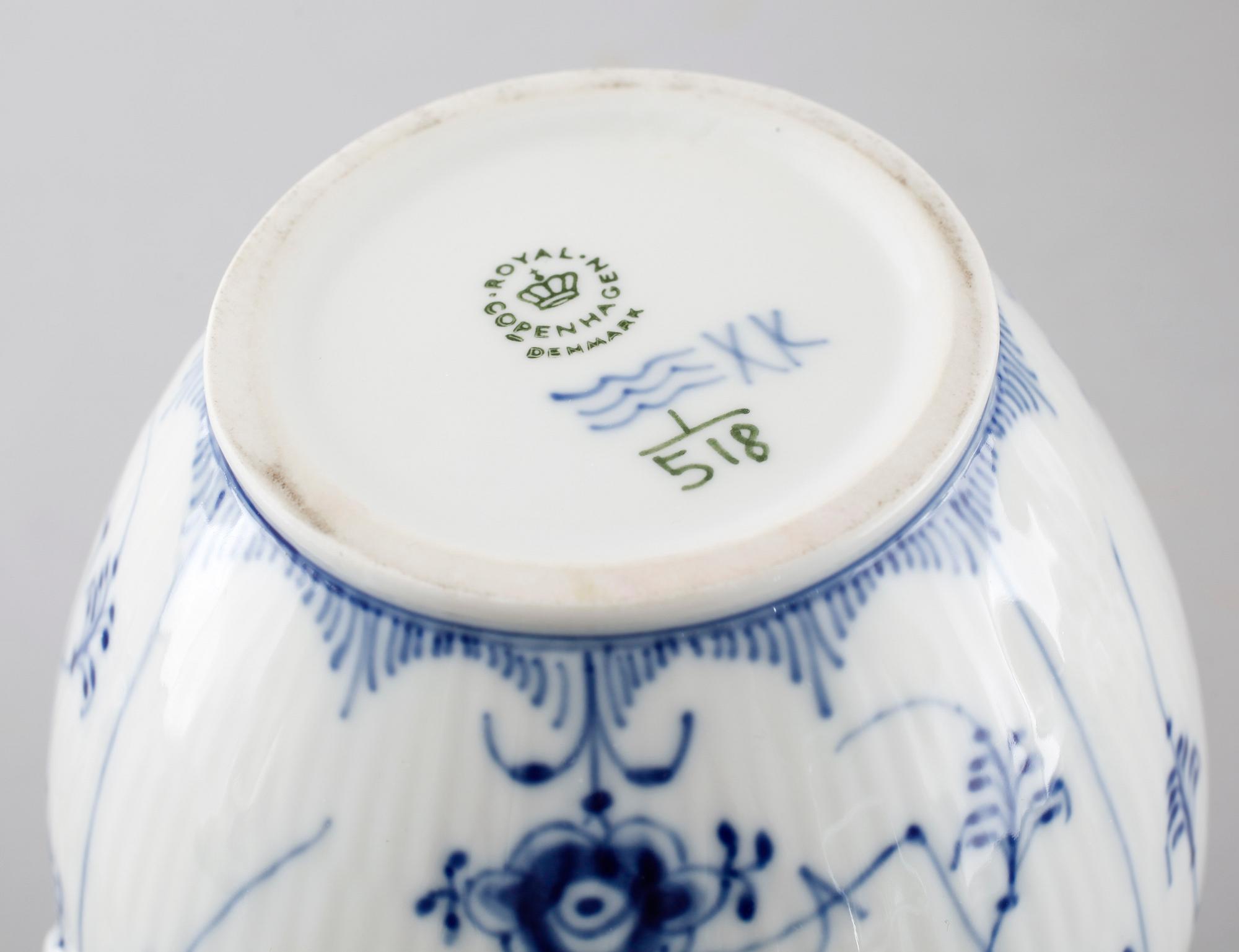 43 pieces of porcelain tableware from Royal Copenhagen, model "Musselmalet",second half of the 20th century.