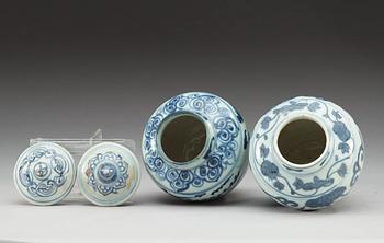 KRUKOR med LOCK, två stycken, porslin. Ming dynastin, Wanli (1573-1620).