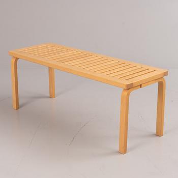 Alvar Aalto, bänk, modell 153A, Artek, Finland.