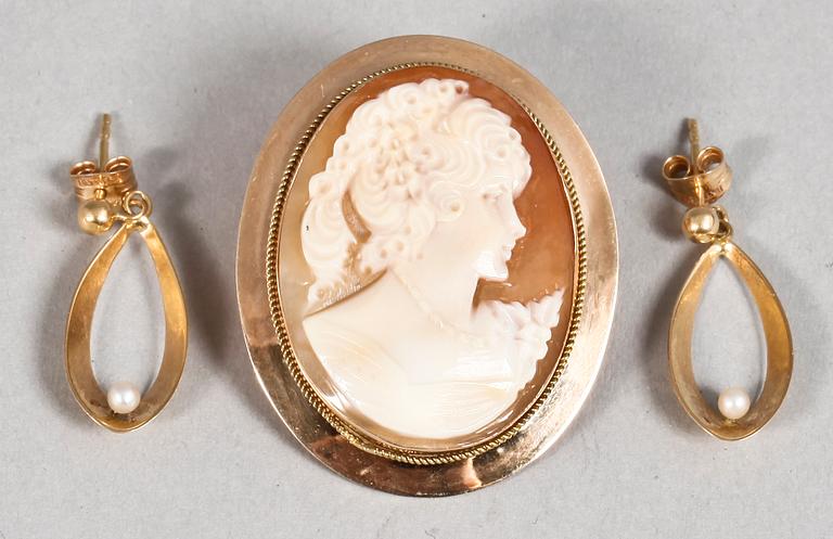 KAMÉBROSCH/HÄNGE samt ÖRHÄNGEN ett par, 14-18K guld, 1900-talets andra hälft. Tot vikt ca 6 gr.