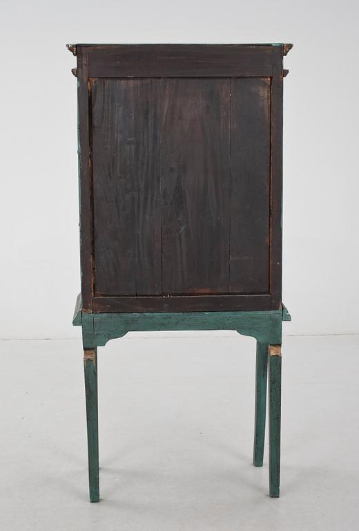 VITRINSKÅP, 1900-talets första hälft.