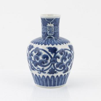 A blue and white Kangxi style vase, late Qing dynasty.