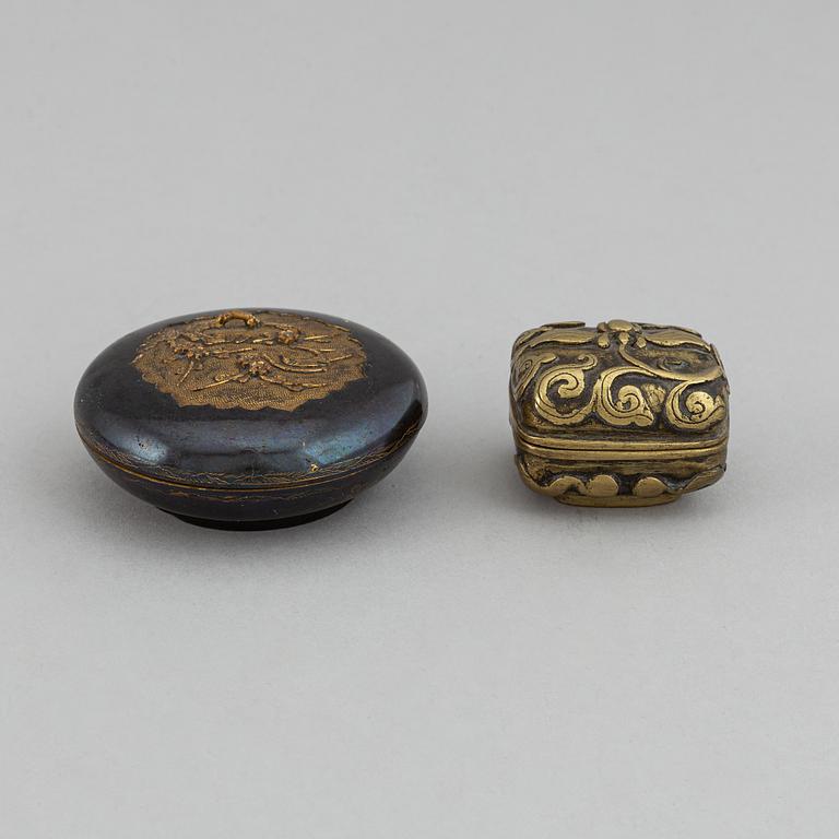 Two bronze boxes with covers, including Qing dynasty.