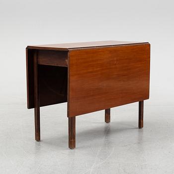 A mahogany gate-legged table, England, around the year 1800.