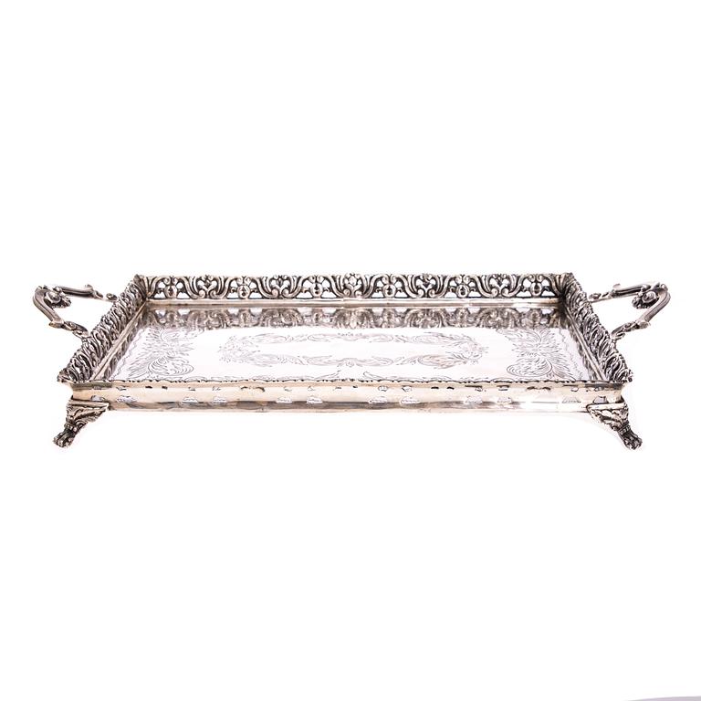 BRICKA, silver, 1900-tal. Vikt ca 1200 g.
