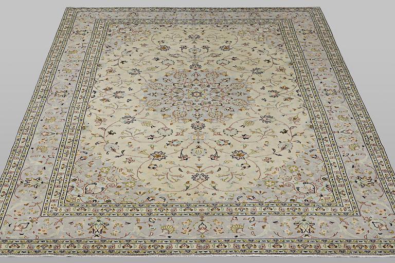 A carpet, Kashan, ca 353 x 247 cm.