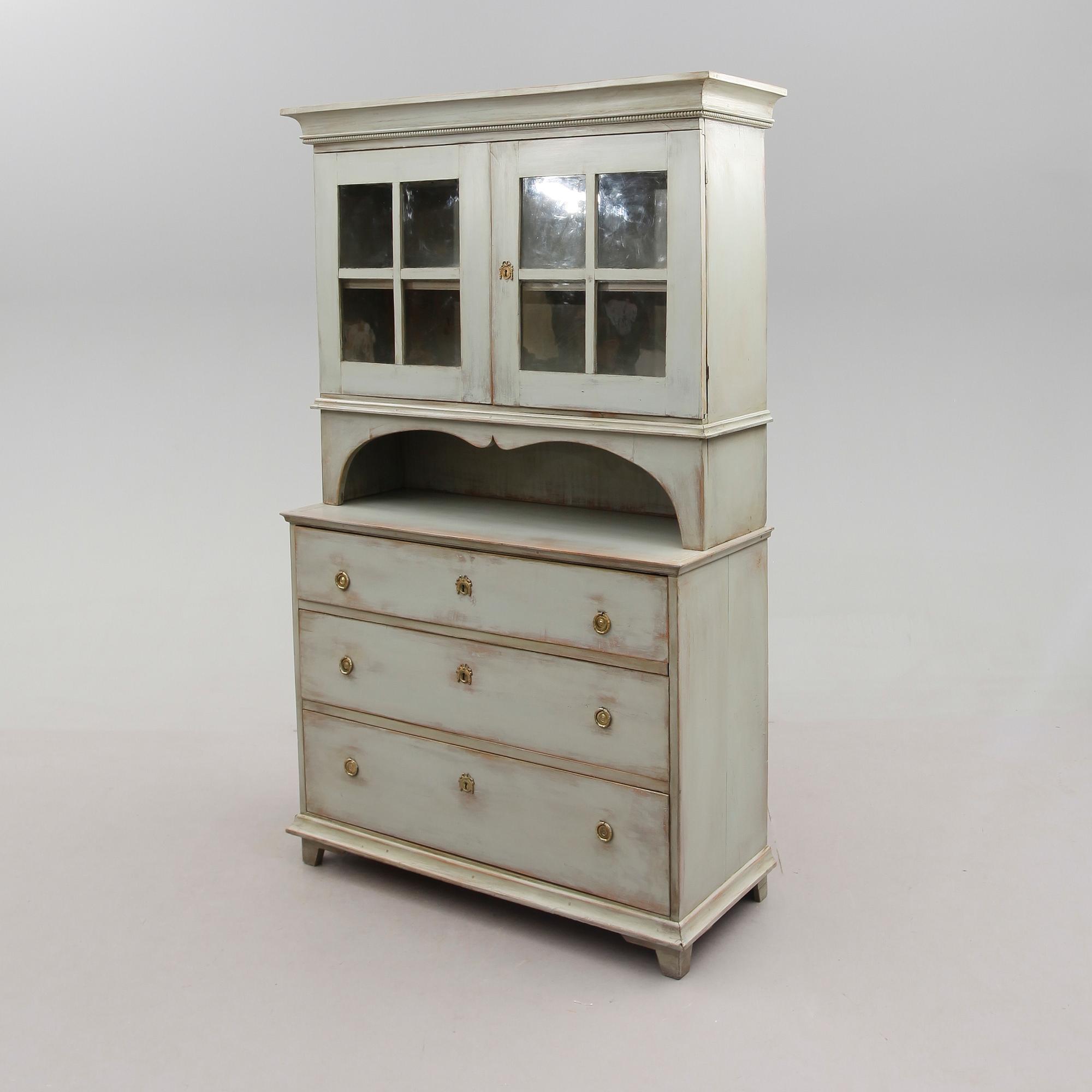 VITRINSKÅP, 1800-talets första hälft.