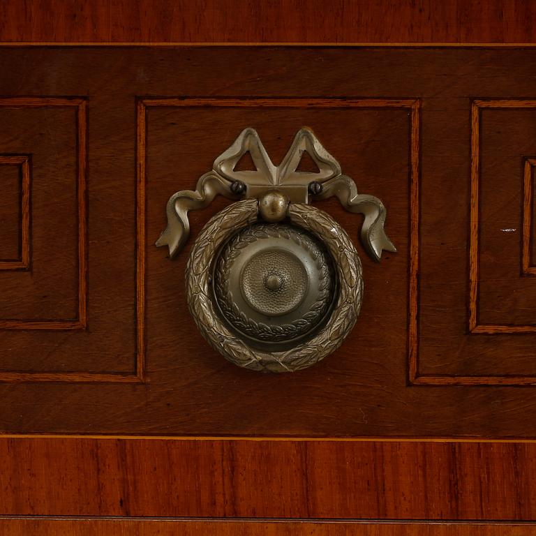 BYRÅ, gustaviansk stil, omkring 1900-talets mitt.