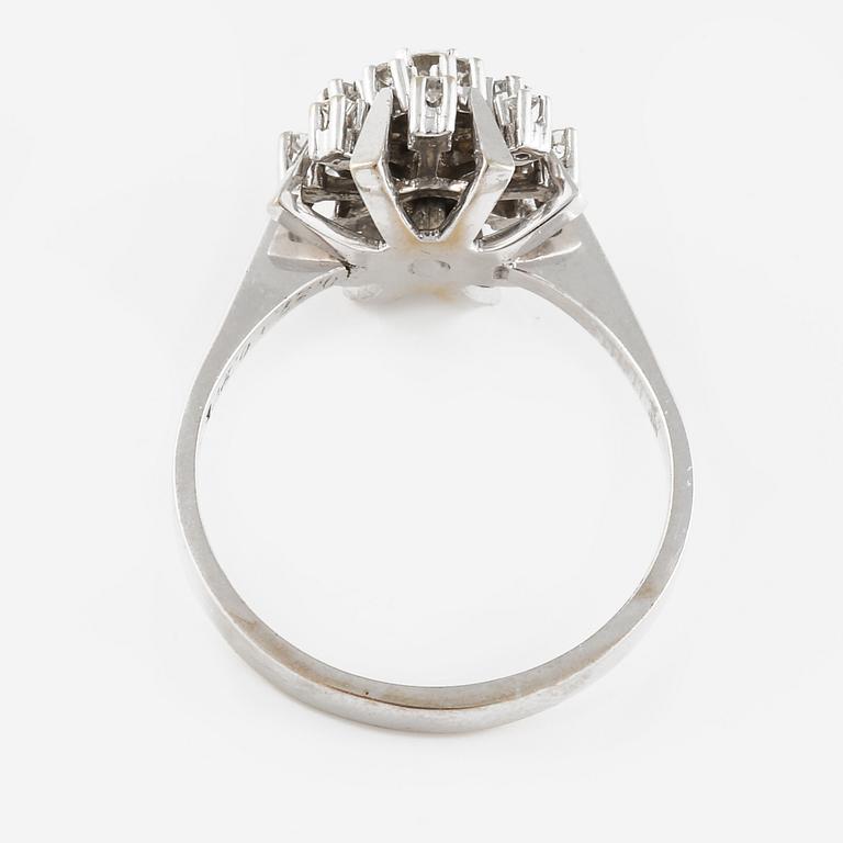 RING, 18K vitguld med  17 briljantslipade diamanter 0.54 ct, Ahlen & Samuelson, Stockholm, 1973. Vikt 6,8 gram.