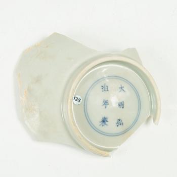 A Chinese porcelain shard, Ming dynasty, Hongzhi (1488-1505).
