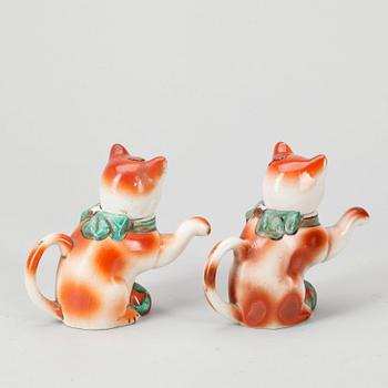 KANNOR, ett par, porslin, Kina, 1900-talets första hälft.