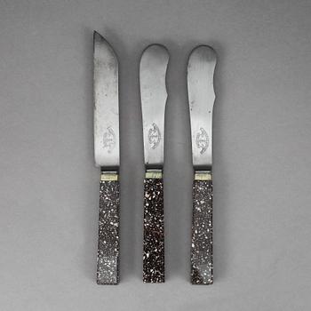 KNIVAR, 3 st, skaft i porfyr. 1800/1900-tal.