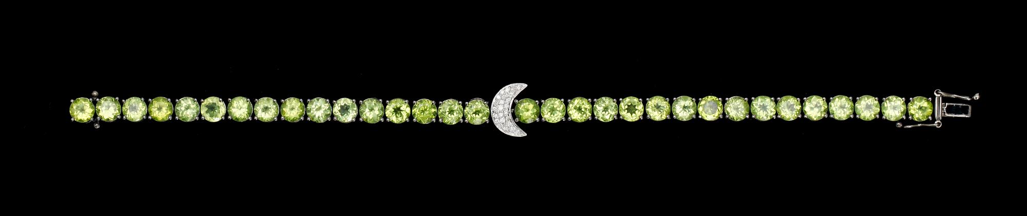 ARMBAND, silver med peridoter samt små briljantslipade diamanter. Vikt 15,6 g.
