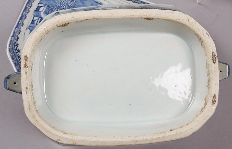 TERRIN samt TALLRIKAR 6 st, porslin, Kina. 1700/1800-tal.