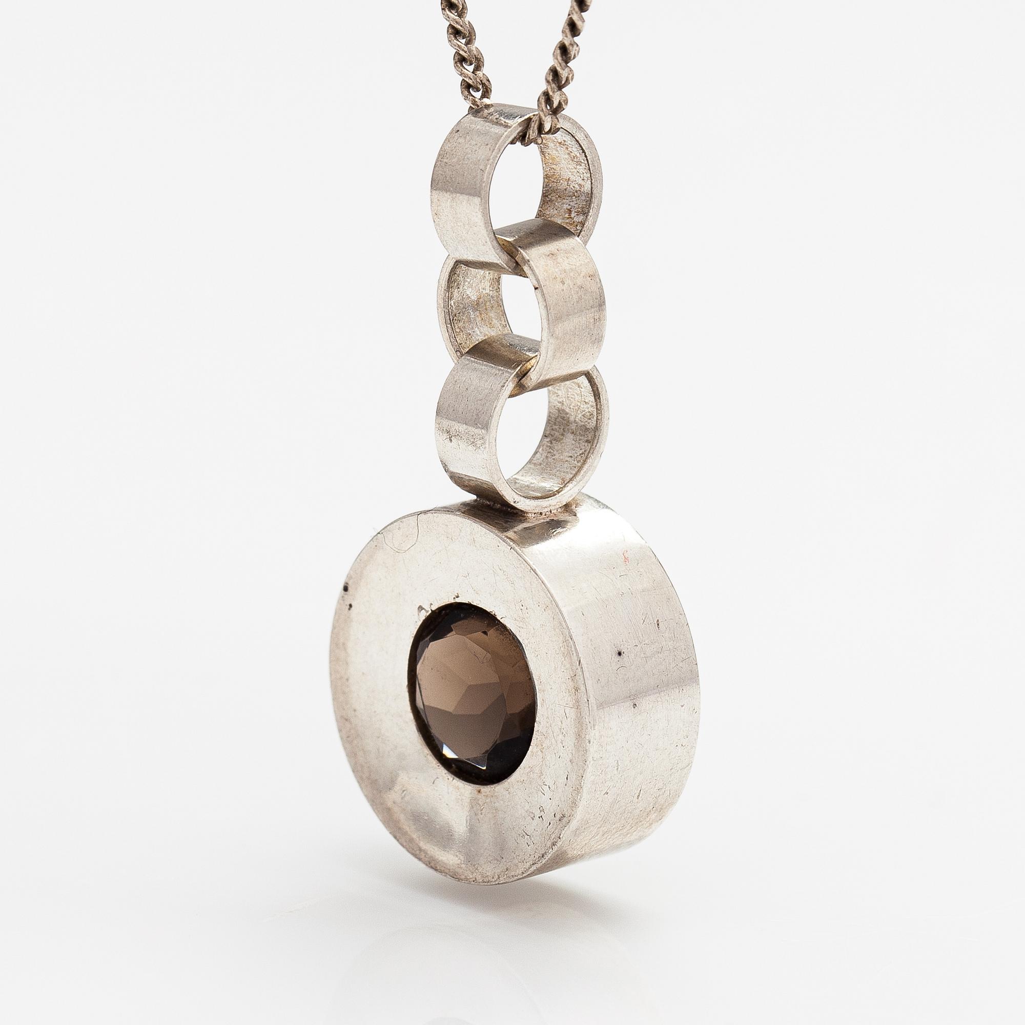 Elis Kauppi, Kaulakoru, hopeaa ja savukvartsi. Kupittaan kulta, Turku 1965.