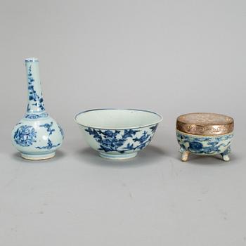 A group of blue and white porcelain, Ming dynasty, 17th Century. (3 pieces).