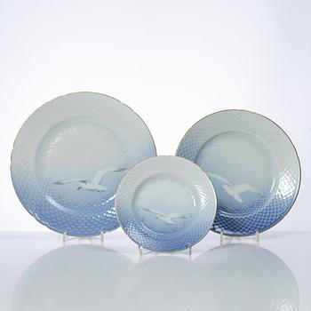 A 62 piece "Måsen" service, Bing & Grøndahl.