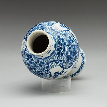 A blue and white vase, Qing dynasty, Kangxi (1662-1722).