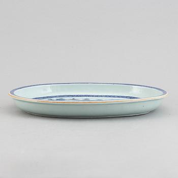 A blue and white oval dish, Qing dynasty, Qianlong (1736-95).