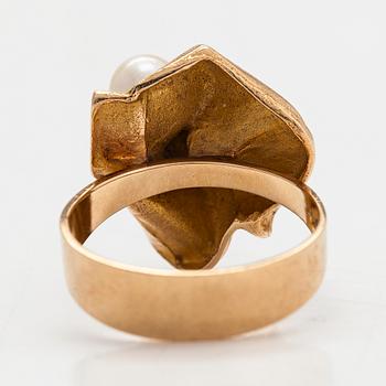 Björn Weckström, Sormus "Särkynyt lehti", 14K kultaa ja viljellyt helmet. Lapponia 1970.