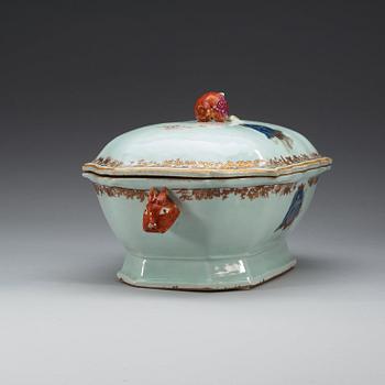 TERRIN med LOCK samt FAT, vapenporslin. Qing dynastin, Qianlong (1736-95).