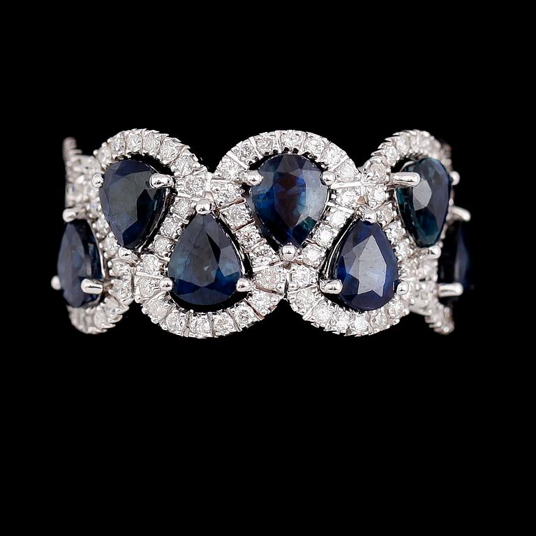 RING, 18 k vitguld, blå safirer tot ca 3.23 ct, briljantslipade diamanter tot ca 0.56 ct.