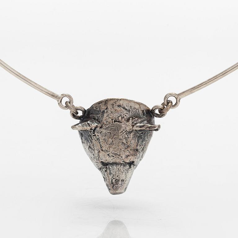 Eila Minkkinen, kaulakoru, karhu, sterlinghopea, 2017.