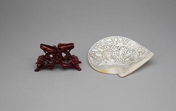 SNÄCKA/SKULPTUR, pärlemor, Kina, 1900-tal.