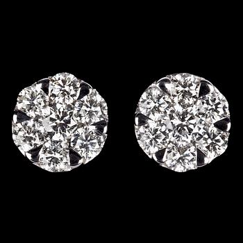 1005. A pair of brilliant cut diamond earrings, tot. app. 2.50 cts.