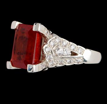 RING, vitguldspläterat sterlingsilver, orange spessartit ca 12.30 ct, vita safirer tot ca 0.59 ct.