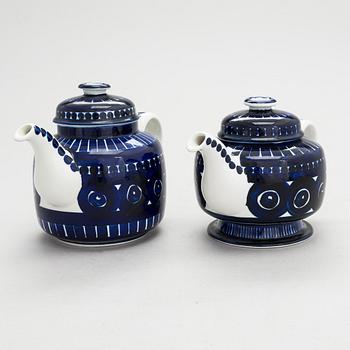 Ulla Procopé, two ceramic teapots and a dish Arabia Finland.