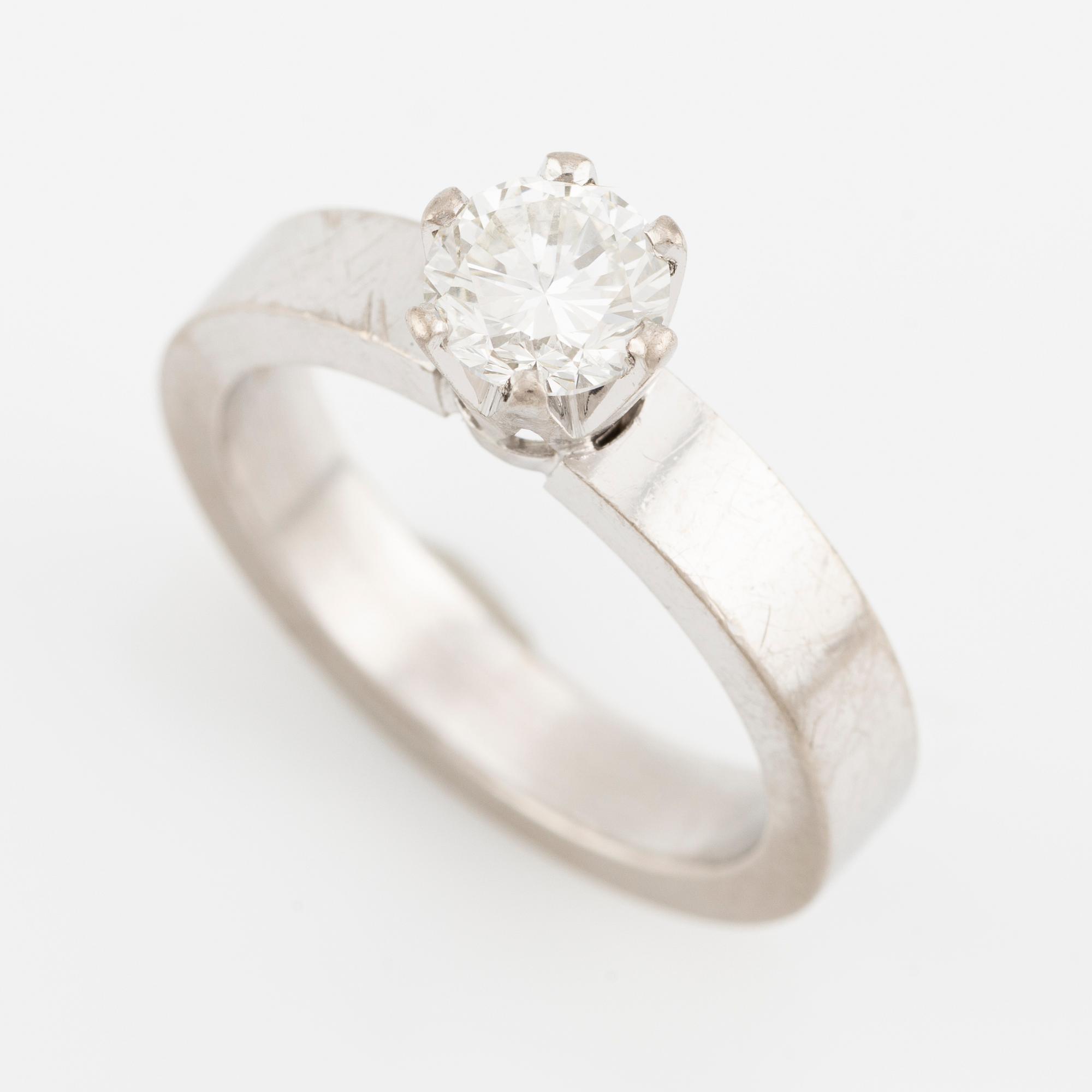 Ring in 18K white gold with a round brilliant-cut diamond.