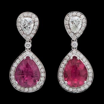 686. A pair of pink tourmaline, tot. 4.70 cts, and drop- and brilliant cut diamond earrings, tot. 1.25 cts.