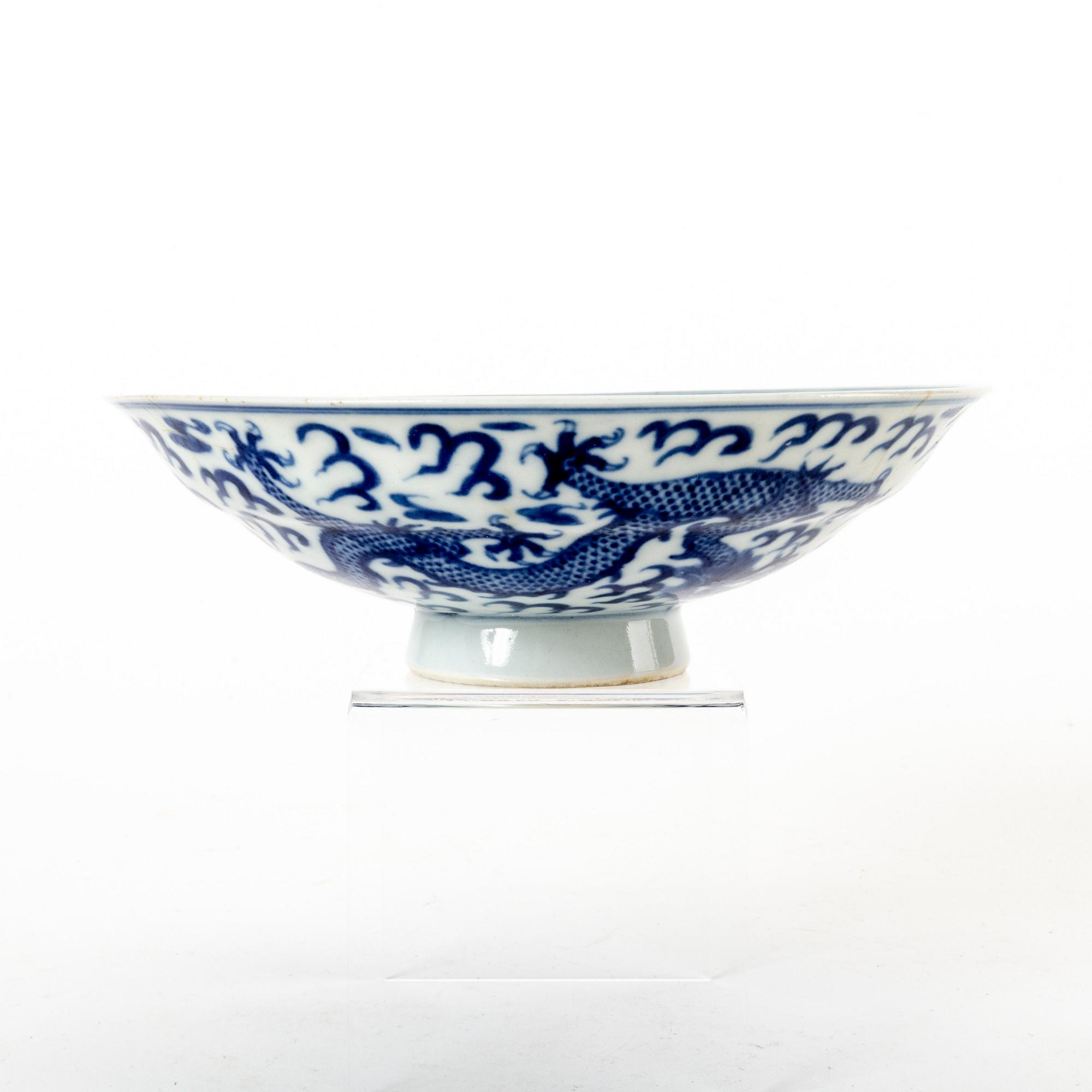 A Chinese 19th/20th century porcelain bowl.