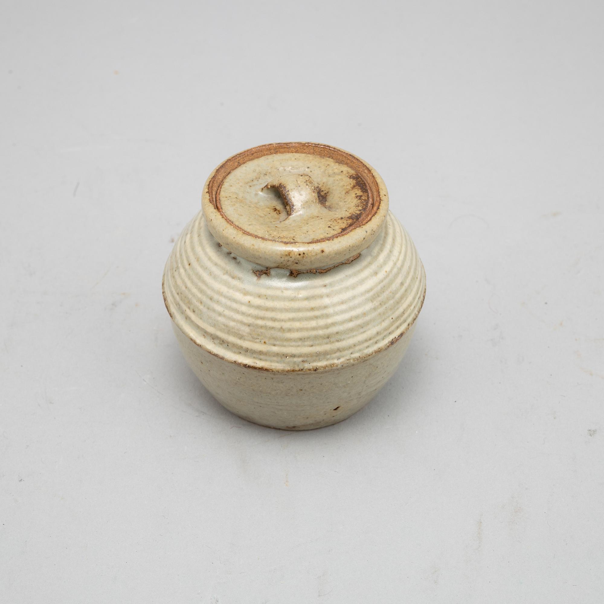 Tatsuzō Shimaoka, a stoneware urn with cover, Japan.