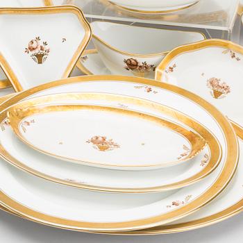 A 161 pcs Royal Copehagen Guldkurv porcelain dinner service.