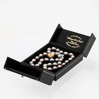 Necklace grey freshwater-pearls approx 8 mm, clasp 18k gold with 3 brilliant-cut diamonds.
